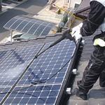 太陽光発電パネル(ソーラーパネル)の鳩のフンを徹底洗浄